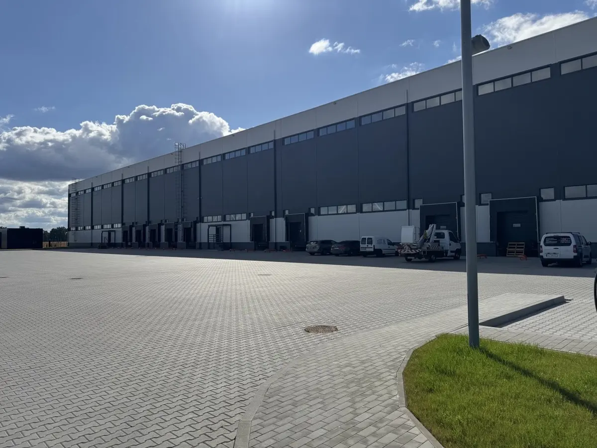 Доки з вантажівками